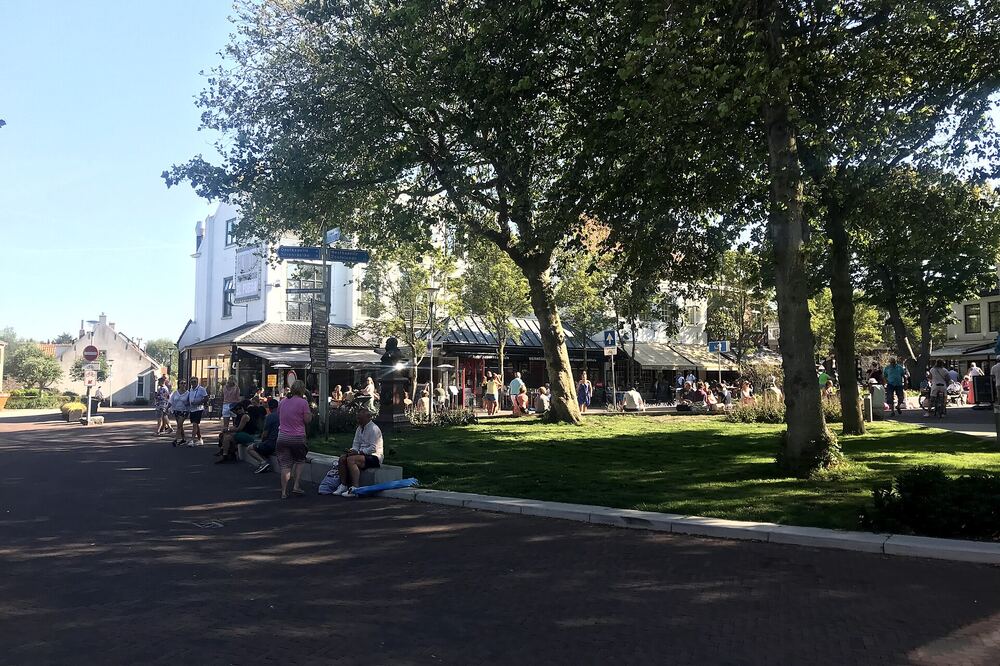 Wandelaars en terrassen in de Badstraat, het dorpshart van Domburg