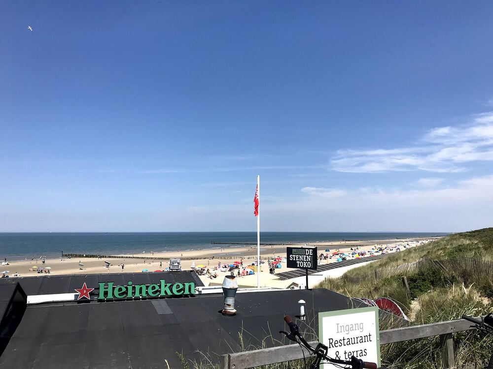 Het strand van Domburg met een strandpaviljoen bij de Boulevard van Schagen